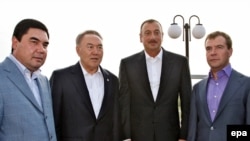Prezidentler Gurbanguly Berdimuhamedow (çepde), Nursoltan Nazarbaýew (çepden ikinji), Ilham Aliýew (sagdan ikinji) we Dmitriý Medwedew Hazaryň kenaryndaky Aktauda, 11-nji sentýabr 2009.