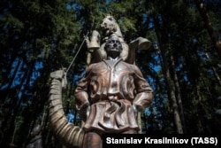 O statuie a președintelui Vladimir Putin sculptată de Zurab Tsereteli în muzeul-studio al artistului de la Moscova, 16 august 2017
