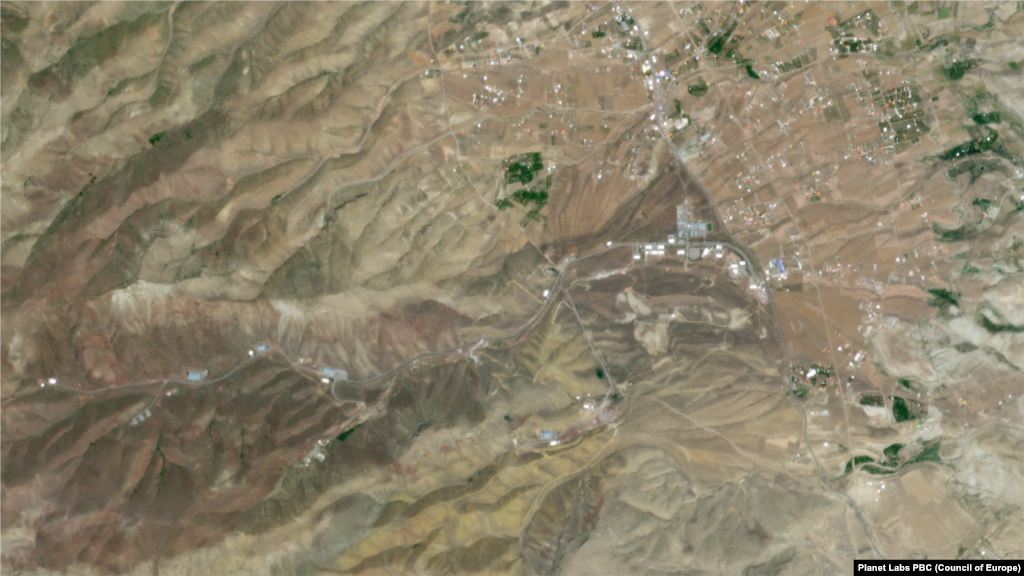 Imaginile din satelit surprinse de Planet Lab arată baza de rachete Tabriz Nord din Iran, înainte și după loviturile aeriene lansate de Israel. Fotografia din stânga datează din 11 iunie 2025, iar cea din dreapta din 13 iunie 2025.