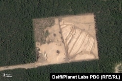 O imagine Planet Labs din 13 august arată sectorul sud-estic al sitului, cel mai ridicat.