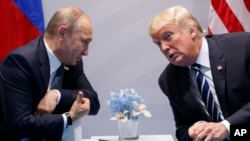 (Foto de arhivă) Președintele rus Vladimir Putin și președintele american Donald Trump.