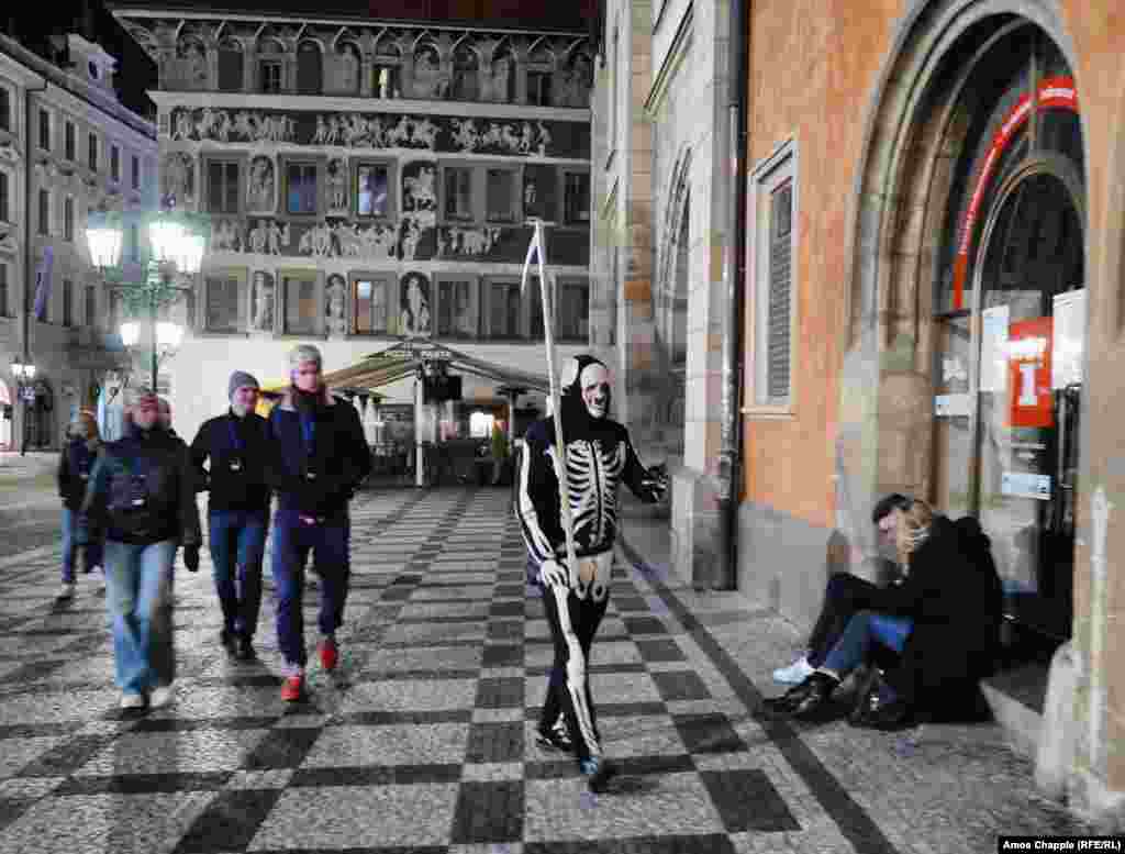 Ucrainean care asigură un tur al &bdquo;legendelor Pragăi&quot; pentru vorbitorii de limbă rusă. Bărbatul i-a spus jurnalistului RFE/RL că fluxul de turiști a scăzut la sfert după ce s-a declanșat epidemia.&nbsp;