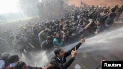 Pamje nga një protestë në Indi, gjatë së cilës policia ka hedhur topa uji kundër deemonstruesve