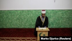 "Ovako podeljena IZ ne radi na adekvatan način u korist vernika", ocenjuje Kostić (na fotografiji: imam uči Kuran u džamiji u naselju Sremčica kod Beograda)