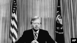 Jimmy Carter amerikai elnök tévébeszédet mond 1980. április 25-én, melyben bejelenti, a túszszabadító akció kudarcát