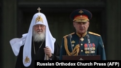 Патријархот Московски и на цела Русија Кирил и министерот за одбрана Сергеј Шојгу по осветувањето на катедралата на Воскресението Христово - главната црква на вооружените сили на Русија. 14 јуни 2020 година