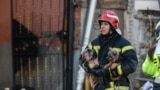Пожежники на місці влучання російської ракети у будівлю в Києві. Район метро «Дорогожичі», 1 березня 2022 року<br>