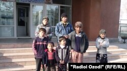Атовулло Рақибов бо аҳли оилааш.