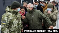 Žozep Borelj (u civilnoj garderobi), evropski izaslanik za spoljnu politiku i bezbednost, tokom posete jednom od prelaza koji razdvaja Ukrajinu i delove zemlje pod kontrolom proruskih snaga na istoku države, u oblasti Lugansk, 5. januara 2022.