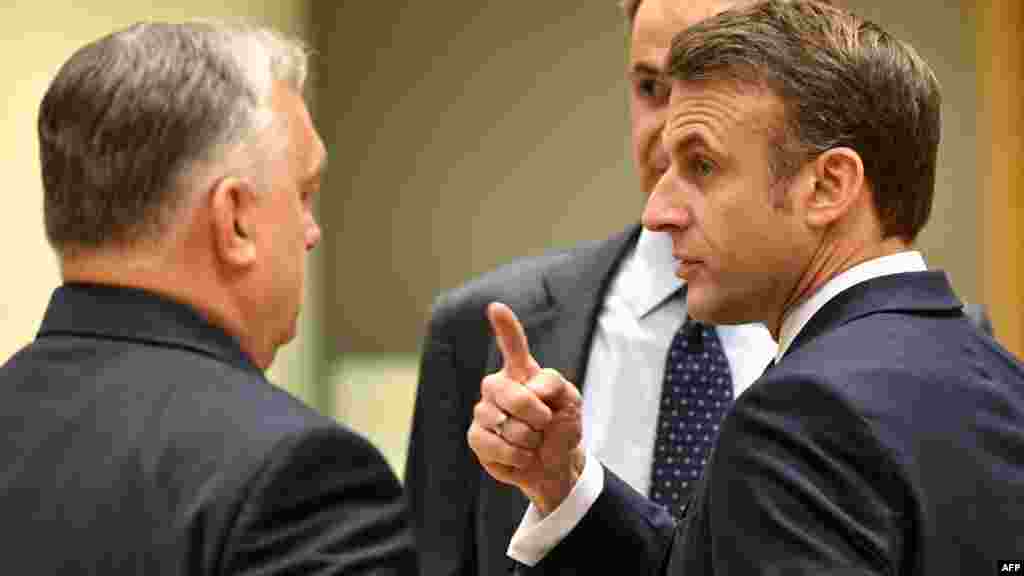 Emmanuel Macron francia elnök Orbán Viktor miniszterelnökkel&nbsp;az Európai Tanács kerekasztal-beszélgetésén az Európai Unió brüsszeli székhelyén 2023. december 14-én.&nbsp;Az EU-tagállamok vezetői csütörtökön kora este a csatlakozási tárgyalások megnyitásáról Ukrajnával és Moldovával. Orbán Viktor nem vétózott, hanem rövid időre kivonult az ülésről