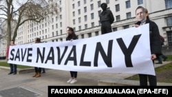 Протестиращи в Лондон издигат лозунга "Спасете Навални", 13 април 2021 г.