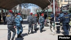 Ոստիկանները Մաշտոցի այգում