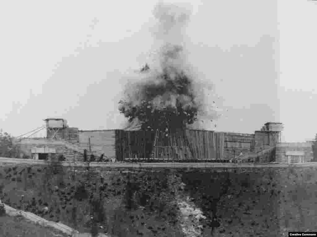 Споменик од гранит од 15,5 метри на Јозеф Сталин кој стоел над Прага од 1955 година е срушен со експлозив во 1962 година.