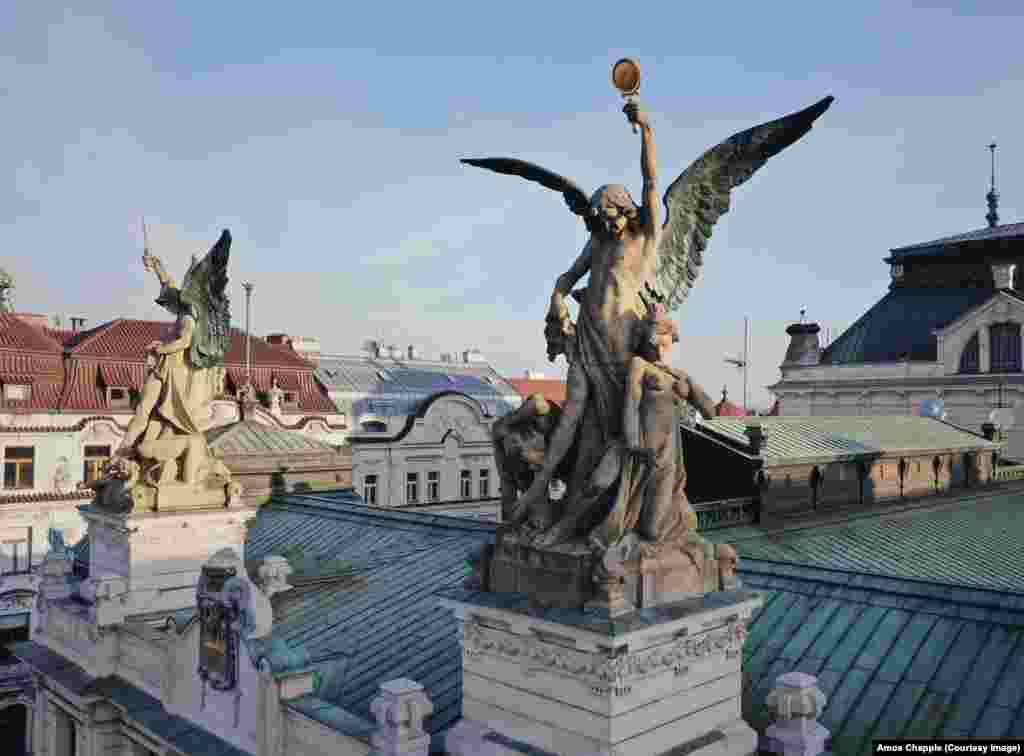 Фигури над театарот на Винохради, дело на скулпторот Милан Хавличек (1873-1917). &nbsp;