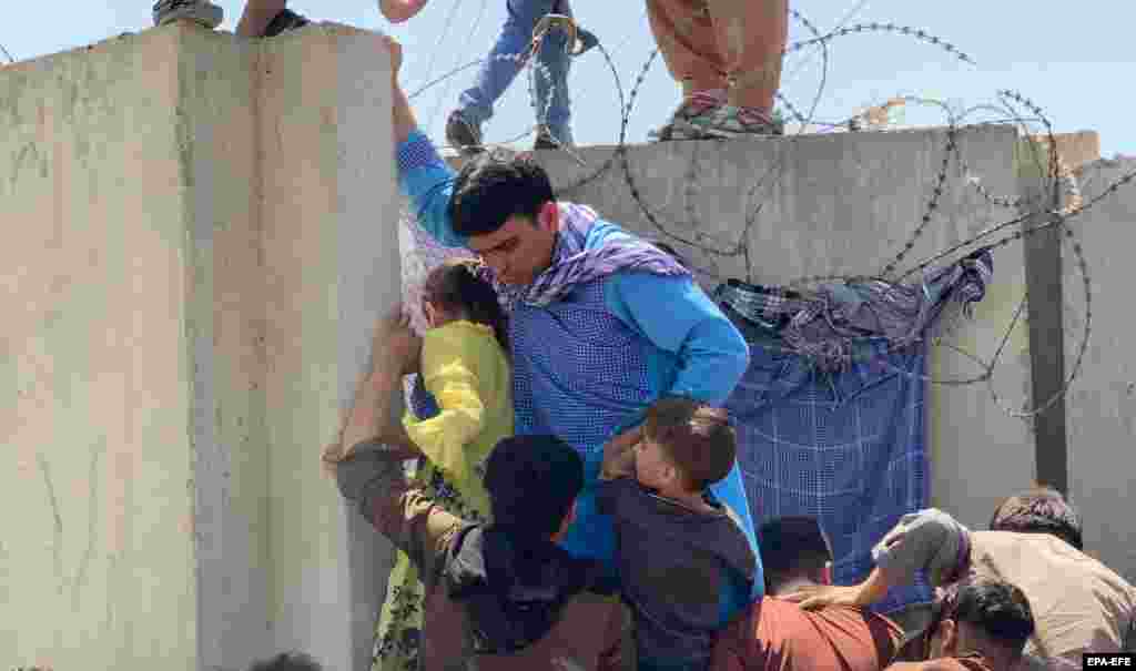 People struggled to enter the airport on August 16 after rumors spread that foreign countries were evacuating people even without visas after the Taliban takeover of Kabul. 