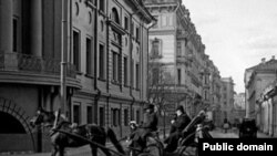 Воздвиженка образца 1915 года с трудом, но еще узнаваема. Другим московским улицам и площадям повезло меньше