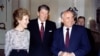 Роналд Рейган, раисиҷумҳури вақти ИМА, соли 1987 дар назди девори Берлин хитобан ба раҳбари Иттиҳоди Шӯравӣ гуфта буд: "Оқои Горбачёв, ин деворро хароб кунед!»