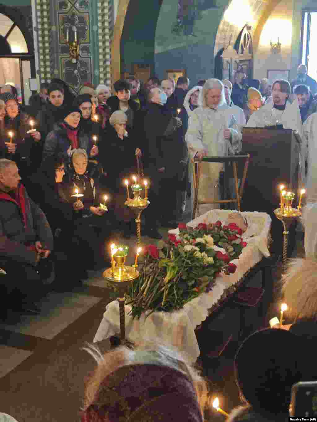 Familia și prietenii s-au adunat în jurul sicriului deschis al lui Navalnîi. Publicul larg nu a avut voie să treacă pe lângă sicriu,așa cum este obiceiul la marile înmormântări ortodoxe.