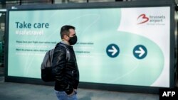 Një udhëtar në aeroportin e Brukselit. Fotografi nga arkivi. 