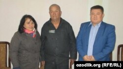 На фото (слева напрво): Председатель общества прав человека «Эзгулик» Василя Иноятова, политзаключенный Ганихон Маматхонов и журналист Абдурахман Ташанов. Колония 64/33, 22 октября 2016 года.