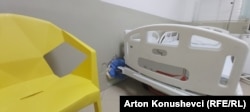 Rupa u zidu bolničke sobe zamaskirana je medicinskim mantilom.