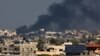 Füst gomolyog a Gázai övezet déli részén lévő Hán Júnisz felett egy izraeli bombázás után, 2024. január 15-én