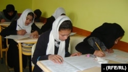 شماری از دختران در حال آموزش در یک آموزشگاه کمیته سویدن برای افغانستان