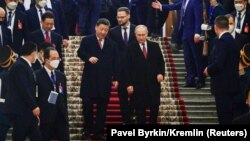 Hszi és Vlagyimir Putyin orosz elnök egy moszkvai fogadáson március 21-én