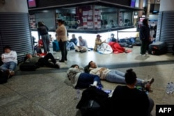 Madrid, Gara Atocha , 28 aprilie 2025. Călătorii s-au întins pe podea și au petrecut noaptea pe peronul gării.