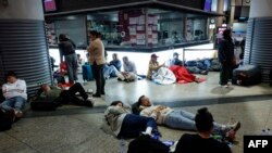 Aeroporturile și gările din Spania nu au mai funcționat. Călătorii au fost nevoiți să aștepte sau să se odihnească pe jos. 28 2025, Madrid.