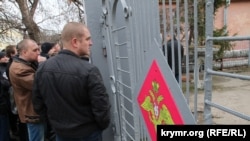 Призывники у здания военкомата