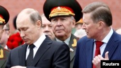 Președintele rus Vladimir Putin (stînga) și șeful administrației prezidențiale Serghei Ivanov (primul din dreapta), la marcarea a 72 de ani a invaziei naziste din al doilea război mondial, Moscova, 22 iunie 2013.