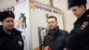 Алексей Навальный задержан полицией во время агитации в метро в поддержку Антикризисного марша 1 марта. 15.02.2015. 