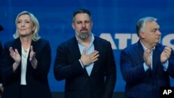A spanyol szélsőjobboldali Vox vezetője, Santiago Abascal középen, mellette Marine Le Pen francia szélsőjobboldali politikus és Orbán Viktor miniszterelnök tapsol a Patrióták Európáért csúcstalálkozóján Madridban 2025. február 8-án