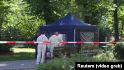 Nemački istražitelji pregledaju mesto gde je čečenski izgnanik Zelimhan Hangošvili ubijen u berlinskom parku 23. avgusta