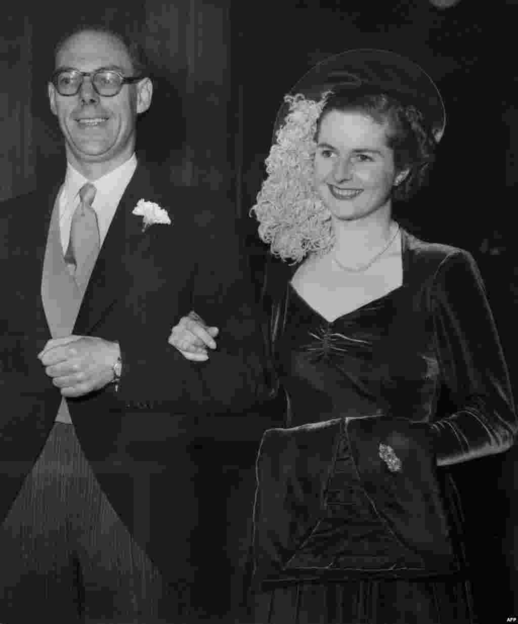 Margaret Thatcher s-a căsătorit cu Denis Thatcher la Londra &icirc;n decembrie 1951. 