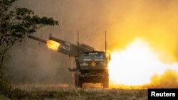 Ushtarët amerikanë duke gjuajtur me sistemin HIMARS gjatë stërvitjeve ushtarake të mbajtura më parë në Filipine. SHBA-ja është shpenzuesja më e madhe në botë ushtarake. 