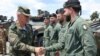Președintele Comitetului Militar al NATO, amiralul Giuseppe Cavo Dragone, se întâlnește cu militarii din grupa multinațională de luptă staționată în Bulgaria, 15 iulie 2025.