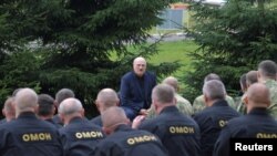 Претседателот на Белорусија Александар Лукашенко на состанок со специјалните полициски сили
