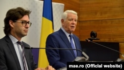 Miniştii de externe ai R. Moldova şi României, Nicu Popescu (stânga) şi, respectiv, Teodor Meleşcanu. Bucureşti, 1 iulie 2019