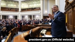 Petro Poroșenko și deputații, aplaudând după aprobarea amendamentului constituțional