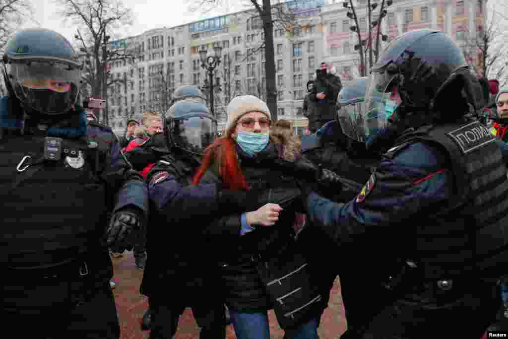 Dopisnik RFE / RL iz Moskve izvijestio je da vlasti hapse pojedince kada su se počeli okupljati na Puškinovom trgu ruske prijestolnice prije planiranih tamošnjih demonstracija.