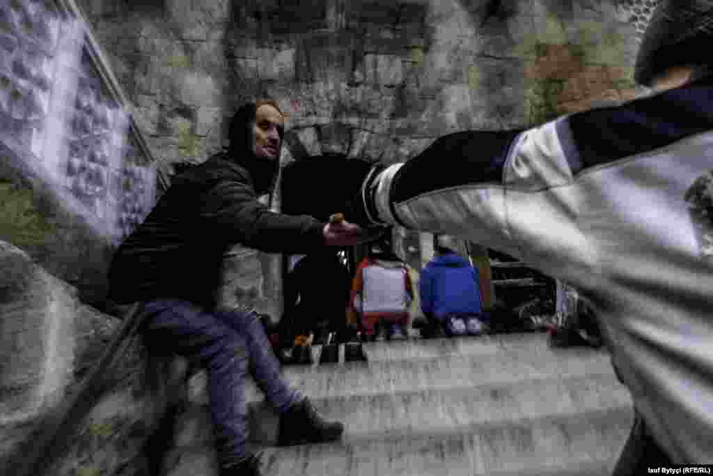 Davanje milostinje na stepenicama Sinan-pašine džamije, Prizren. Projekt kojim se pozvalo na slanje fotografija na temu "smisao i različitost života na Kosovu u jednom danu". Foto: Isuf Bytyçi