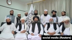 Arhivska fotografija: Mullah Abdul Ghani Baradar (u sredini) biće zamijenik šefa vlade.