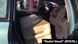 Гробик с телом таджикского малыша Умарали Назарова, который скончался после того, как его разлучили с матерью.