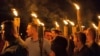 Supremacistët e bardhë gjatë një marshi me flakadanë në Sharlotsvill të SHBA-së më 11 gusht 2017. Në këtë marsh ishte i pranishëm edhe asistenti politik në Ambasadën hungareze në SHA, Taylor Ragg. 