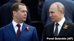 Dmitrij Medvedev i Vladimir Putin tokom parade na Dan pobjede, u Moskvi, 9. 5. 2019.