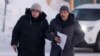 Lyudmila Navalnaya, nëna e liderit opozitar, Aleksei Navalny dhe avokati Vasily Dubkov mbërrijnë në departamentin rajonal të Komitetit Hetues të Rusisë. 17 shkurt 2024.