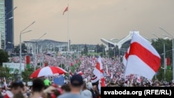 Protestat e opozitës në Bjellorusi në gusht të vitit 2020. Raporti i IDEA-s tha se Bjellorusia është ndër vendet ku lëvizjet pro-demokracisë janë përballur me represion.