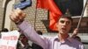 Лидер российского отделения союза молодежи "За Родину!" Сергей Шаргунов во время пикета, посвященного обострению ситуации в отношениях между Южной Осетией и Грузией, а также заявлением грузинских госчиновников по поводу России, 18 июля 2006